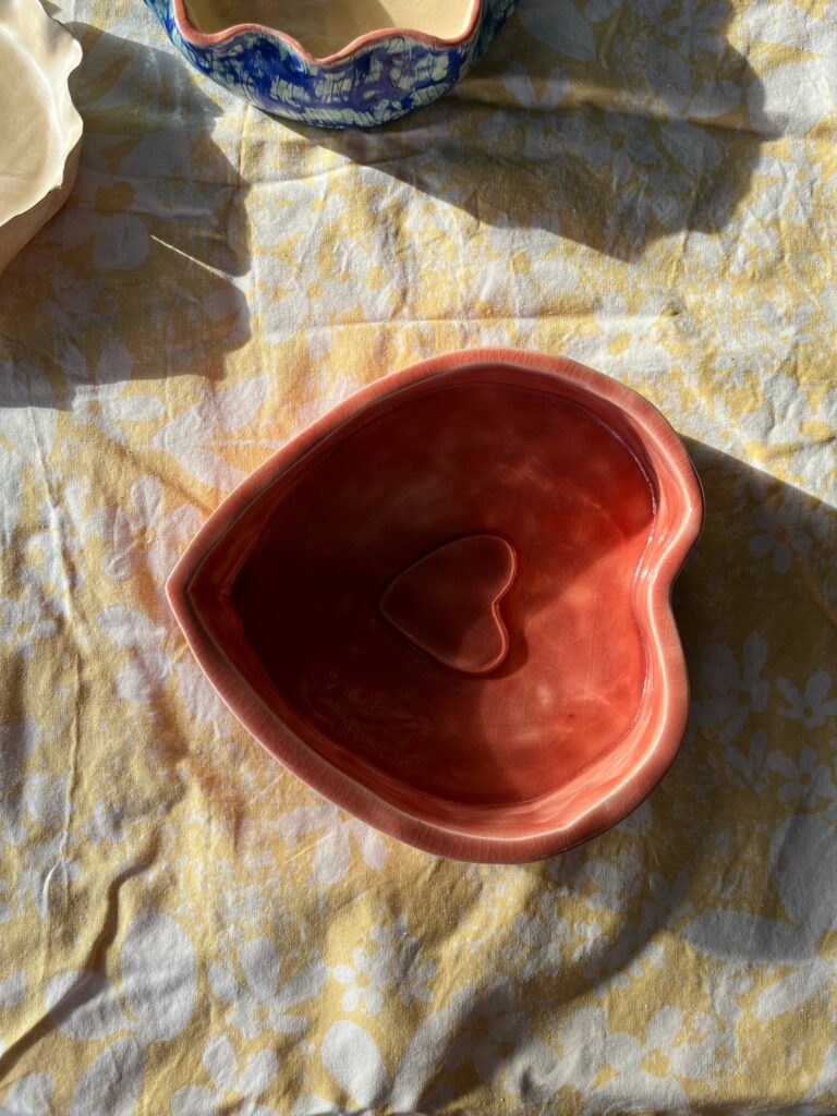 Coupelle en forme de cœur rouge émaillé fabriquée à la main.