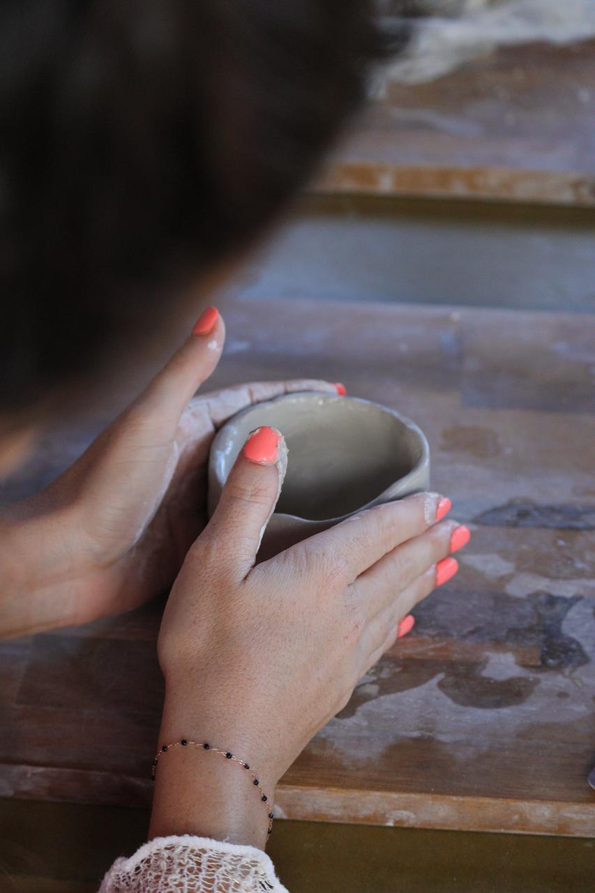 Atelier de céramique : modelage de l'argile à Saint-Gilles-les-Bains.