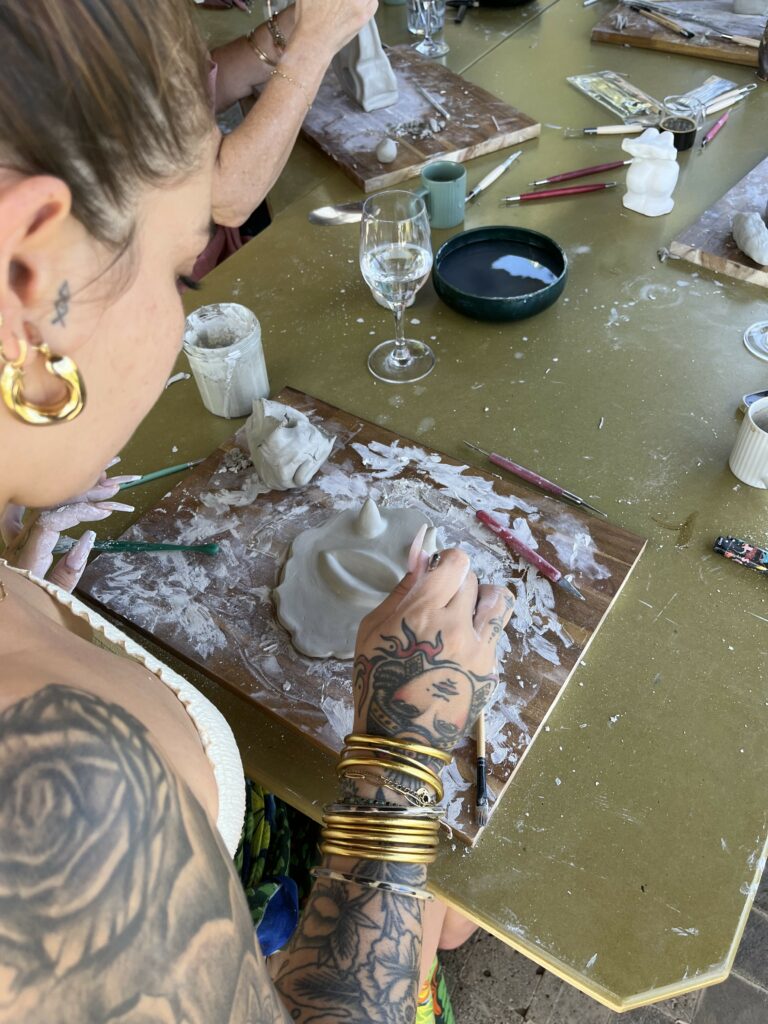 Création d'une pièce personnalisée en céramique portant l'inscription Ceramik33.