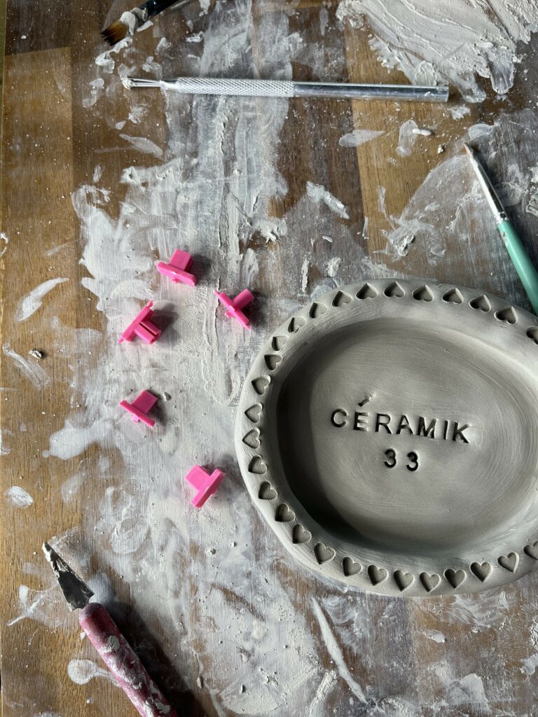 Atelier de modelage en céramique en plein air à Saint-Gilles-les-Bains.