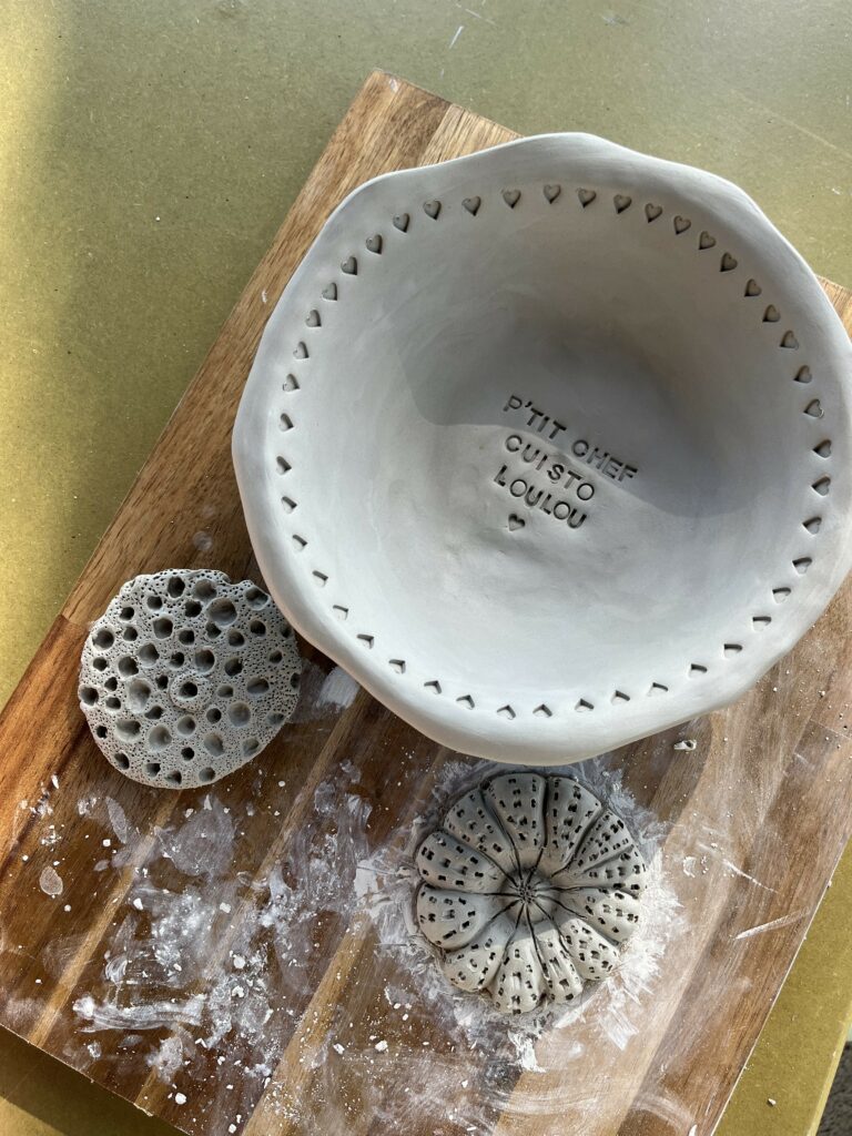 Plat artisanal en céramique gravé avec message personnalisé.